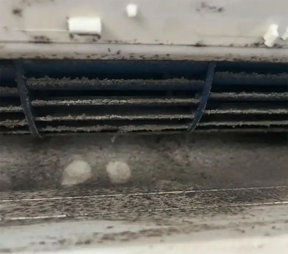 山城空调吹的风有股烧焦味是怎么回事